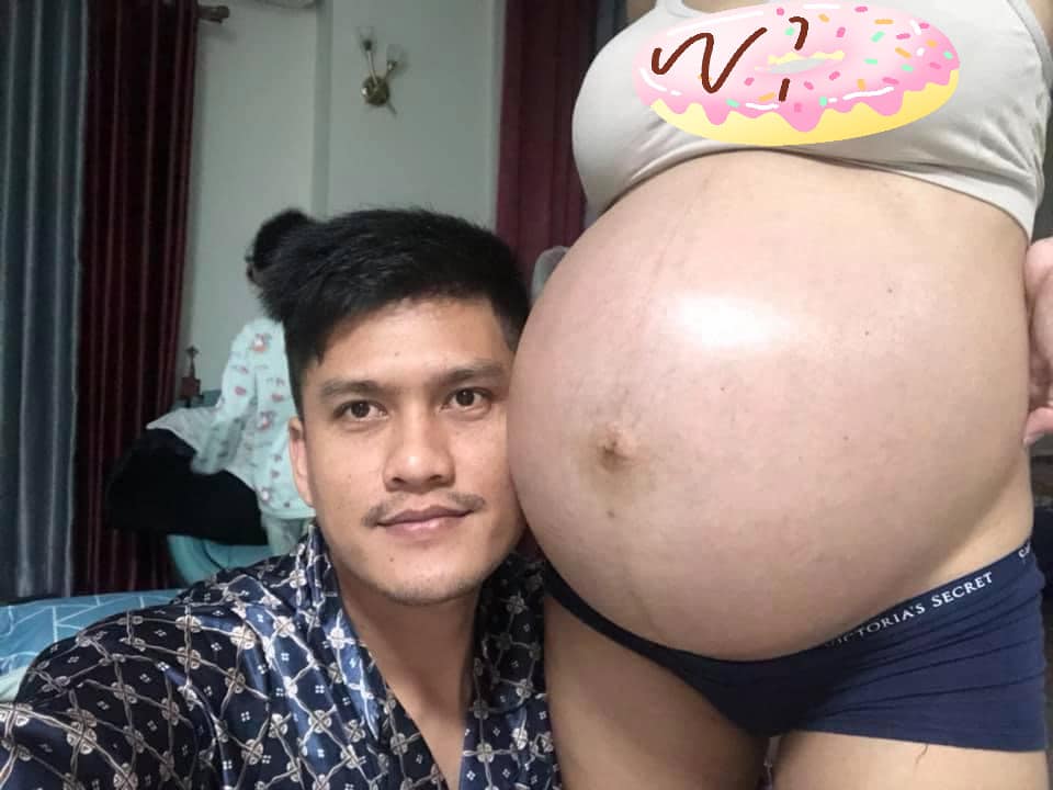ផ្ទៃពោះរបស់ប្រពន្ធ និងកូនភ្លោះបីរូប