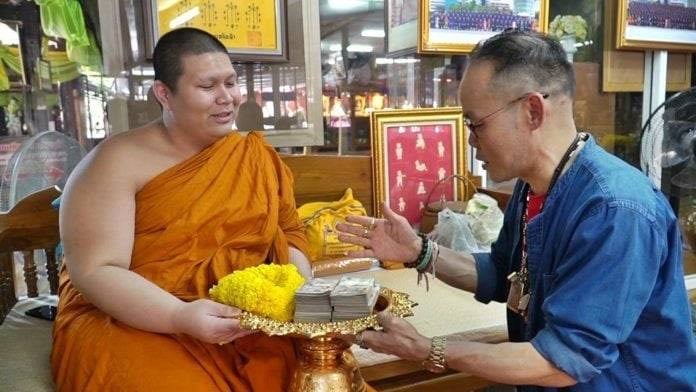 បុរសដែលត្រូវឆ្នោត ប្រគេនប្រាក់ទៅកាន់ព្រះសង្ឃ