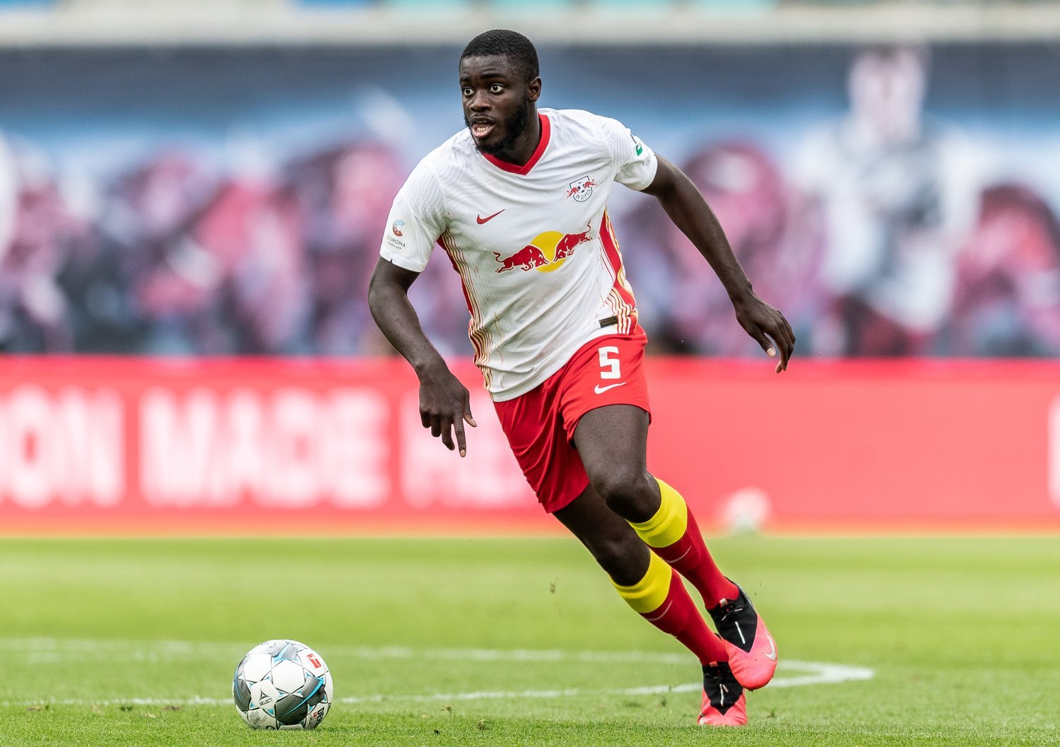 កីឡាករ Dayot Upamecano 