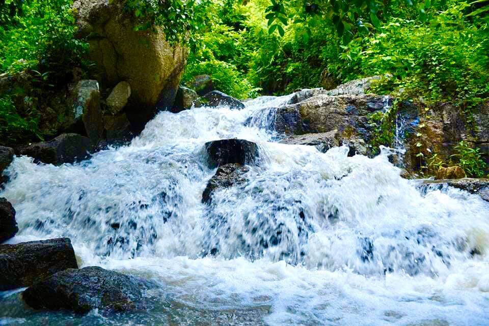 ទឹកជ្រោះផ្អោក នៅខេត្តតាកែវ ទឹកហូរខ្លាំង សម្រស់ដូចគំនូរ ឃើញហើយ  ចង់ងូតលេងកម្សាន្ត - TrueID