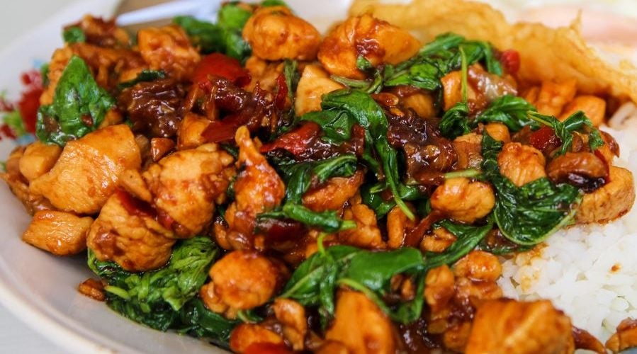 ឆាក្តៅសាច់មាន់បែបថៃ