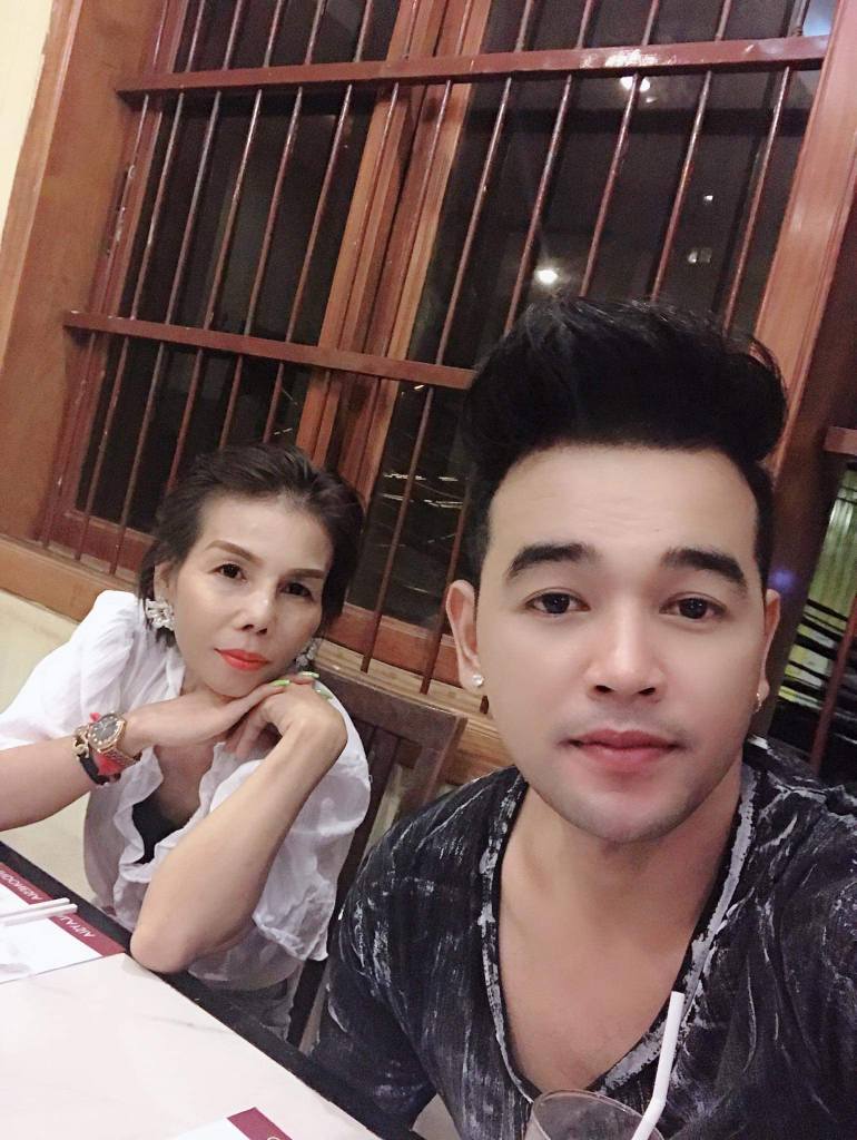 លោក ពេជ្រ ថាណា និងភរិយា