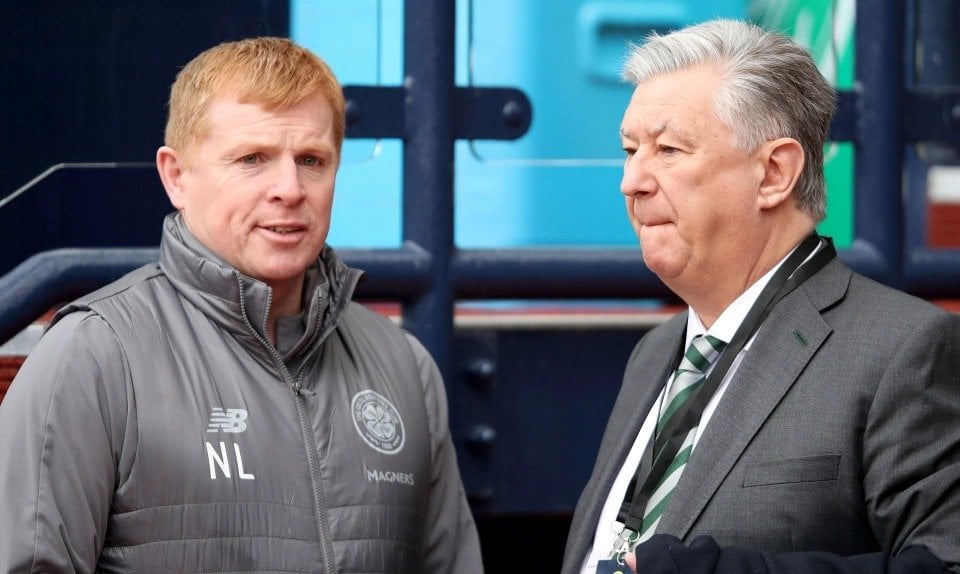 លោក Peter Lawwell រូបភាពខាងស្តាំ