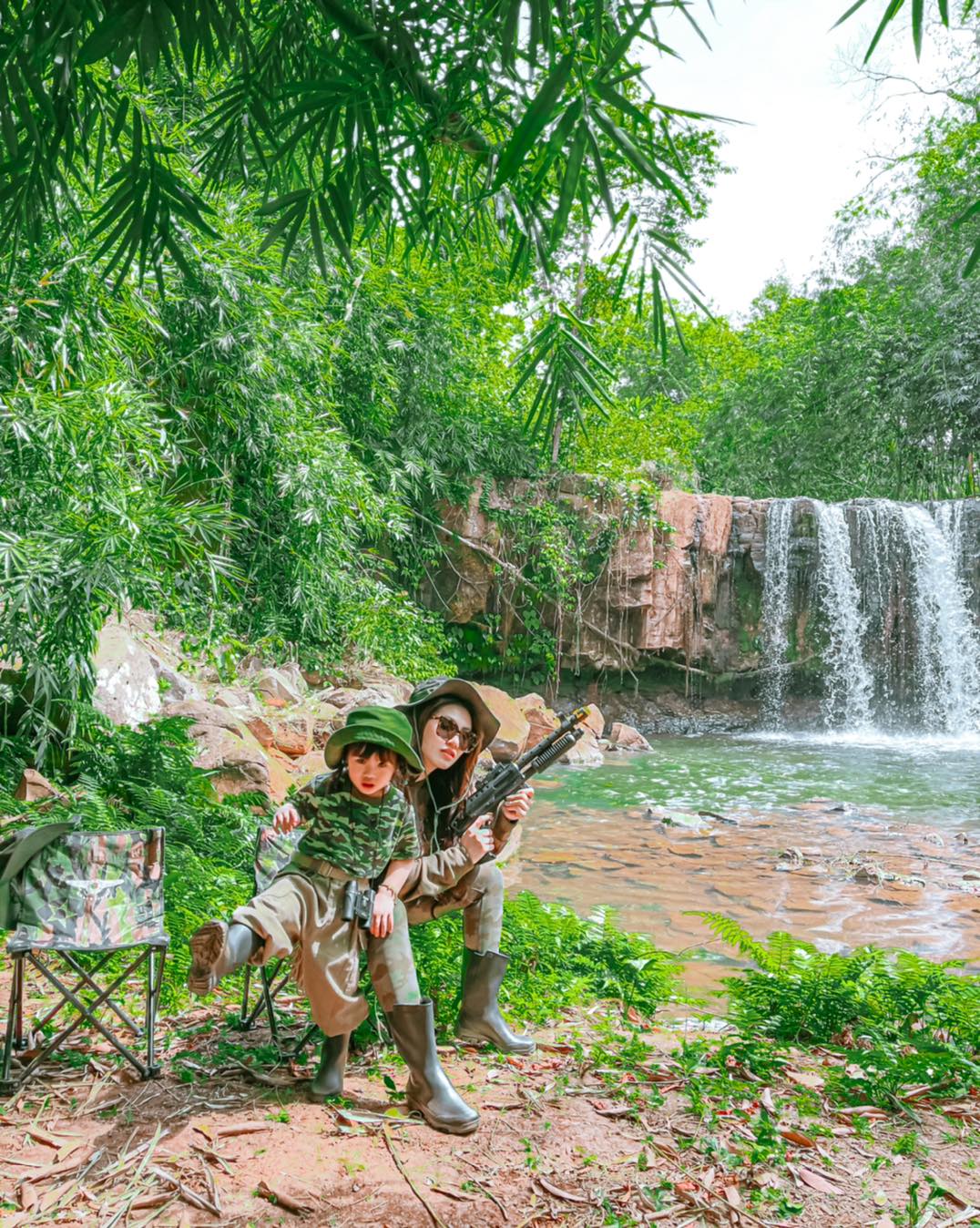 អ្នកនាង គង់ ចាន់ស្រីមុំ និង កូនស្រី