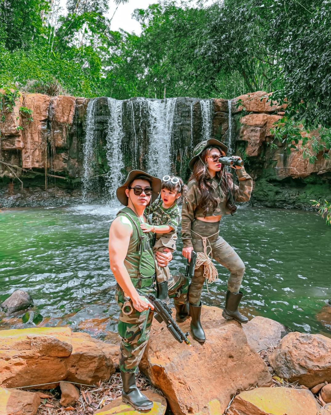 អ្នកនាង គង់ ចាន់ស្រីមុំ និង គ្រួសារ