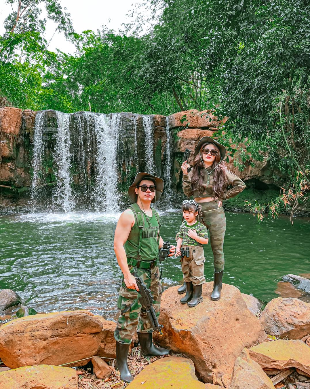 អ្នកនាង គង់ ចាន់ស្រីមុំ និង គ្រួសារ
