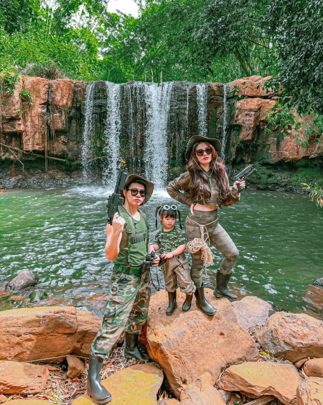 អ្នកនាង គង់ ចាន់ស្រីមុំ និង គ្រួសារ