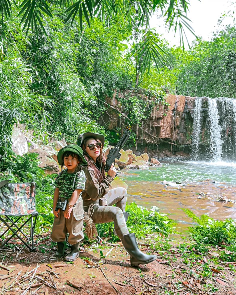 អ្នកនាង គង់ ចាន់ស្រីមុំ និង កូនស្រី