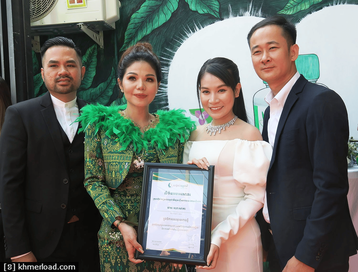 មាស​ សុខសោភា ក្នុងពិធីសម្ផោធហាងថ្មី