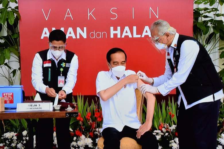 ប្រធានាធិបតី Joko Widodo ធ្ចើការចាក់វ៉ាងសាំង