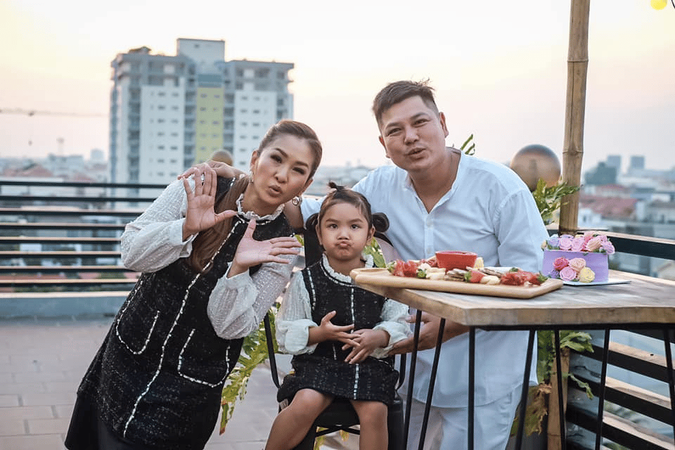 ជា វិបុល និង គ្រួសារ