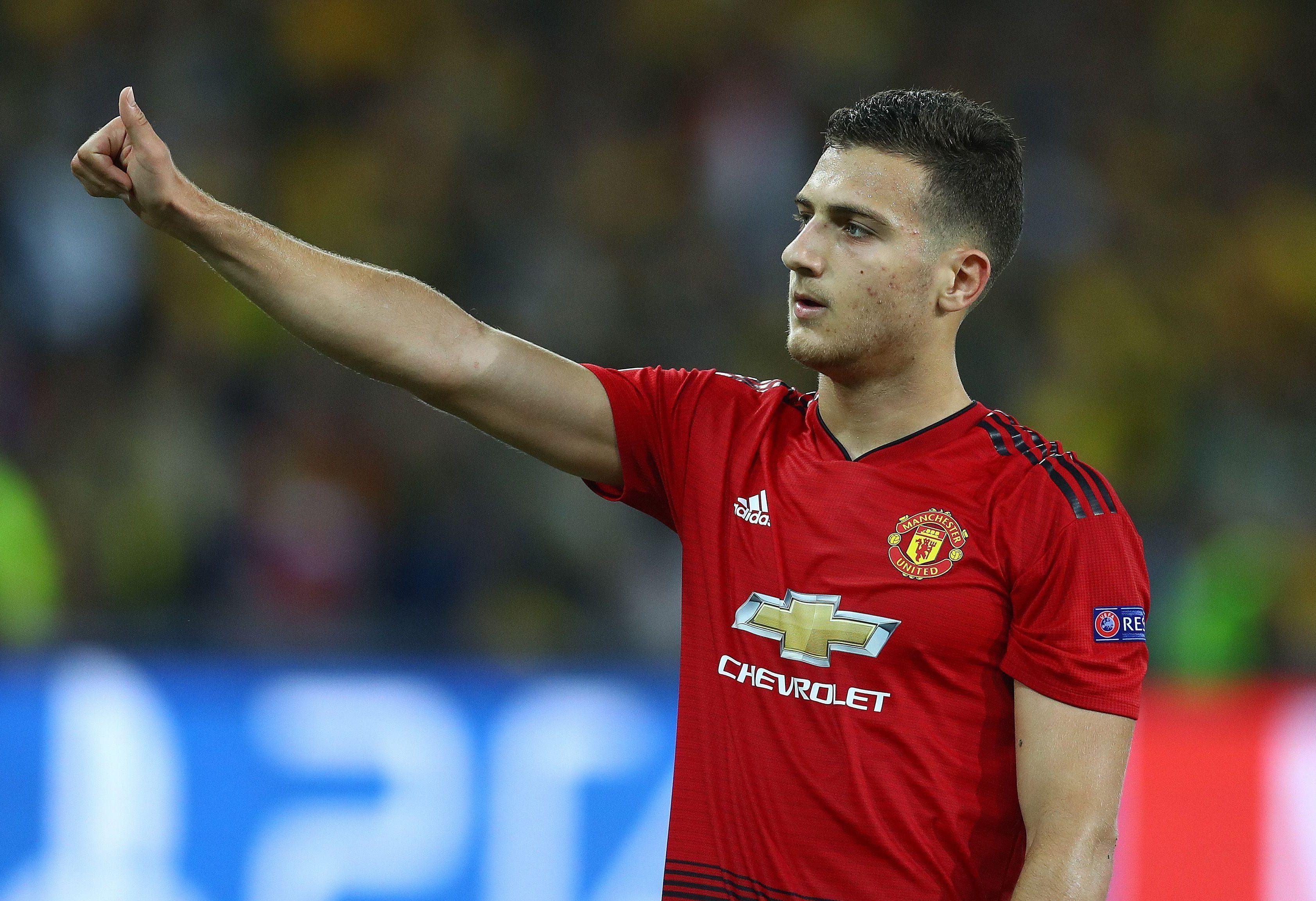 កីឡាករ​ Diogo Dalot កាលលេងនៅក្រុមបីសាចក្រហម