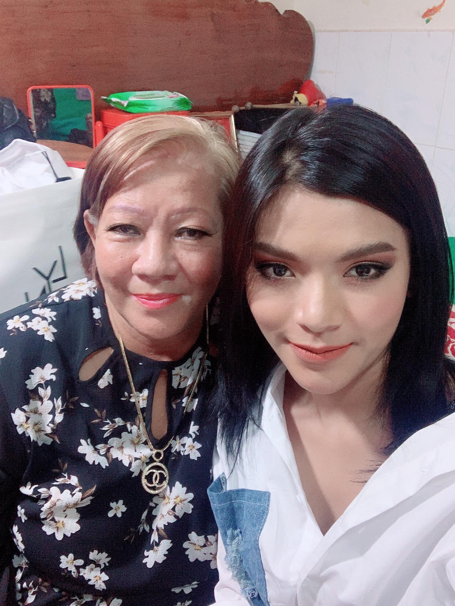 កញ្ញា វីឌីណែត និងម្តាយ