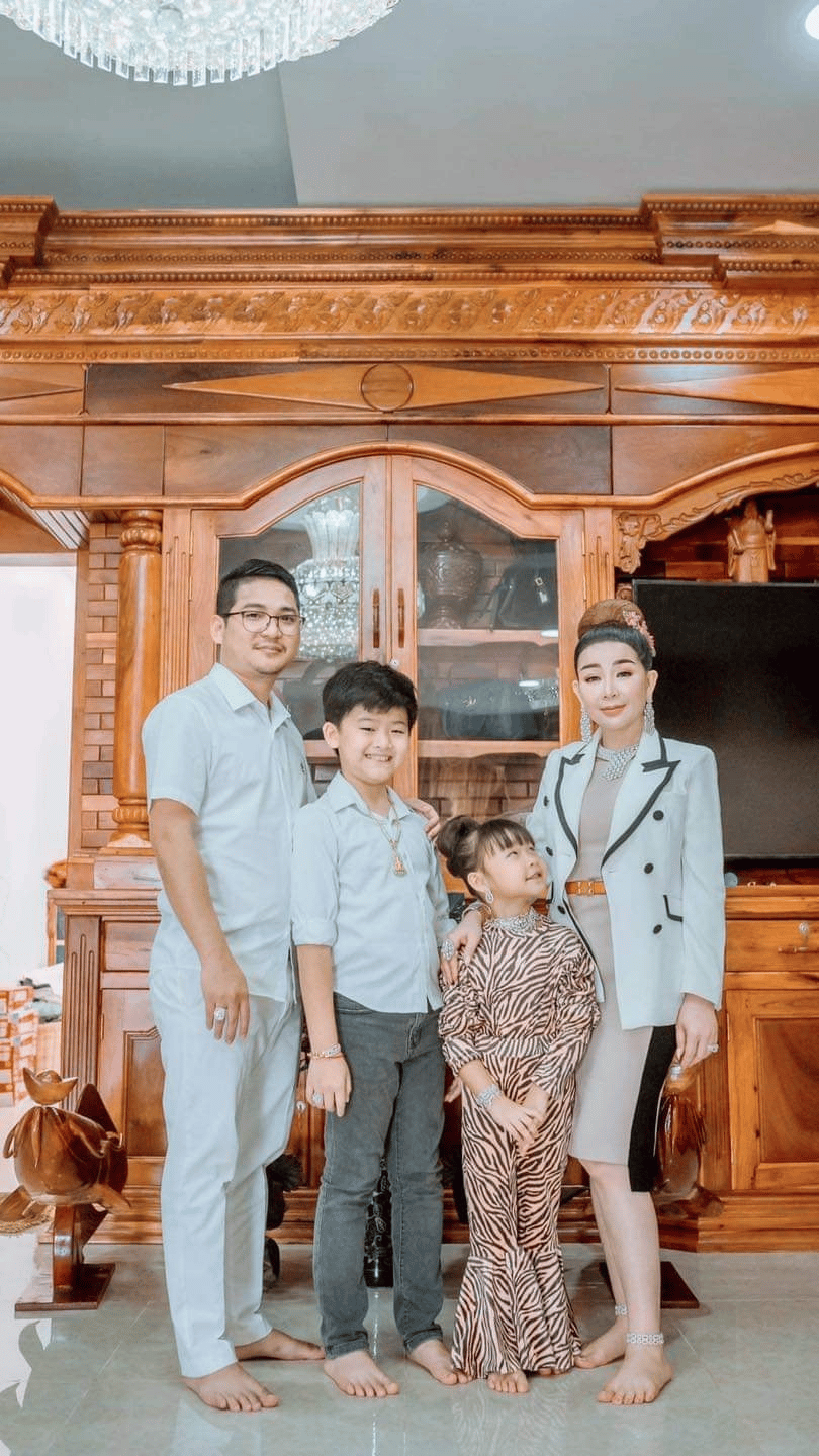 គ្រួសារ ឧកញ៉ា អ៊ាន សៀវម៉ី