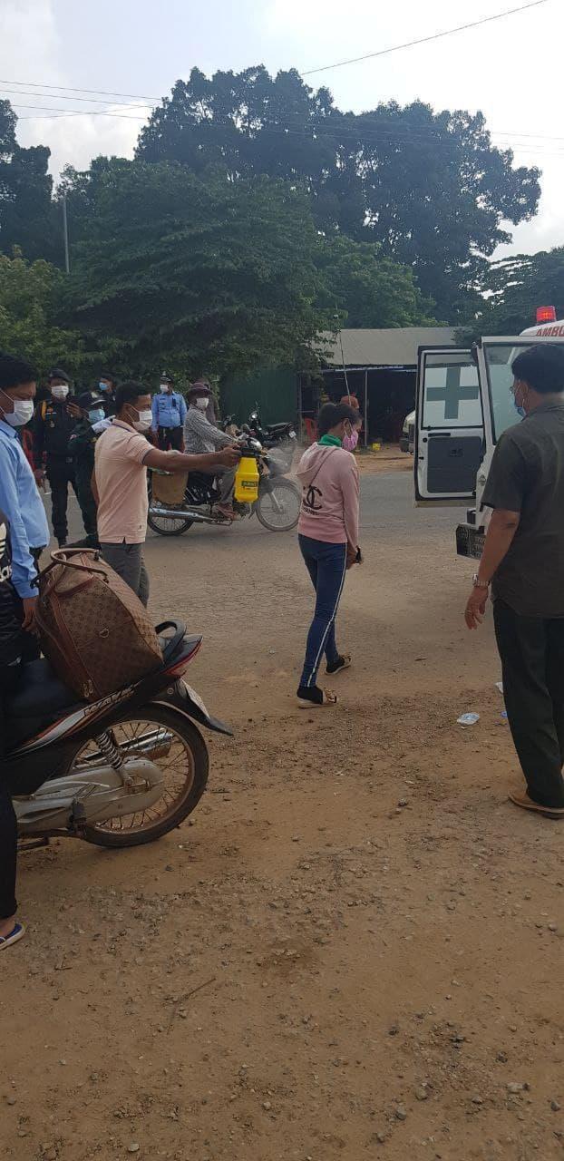 ស្ត្រីជាកម្មការិនីវិជ្ជមានកូវីដ១៩ ឡើងរថយន្តពេទ្យ