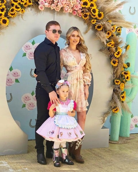 កីឡាករ Canelo Alvarez និងគ្រួសាររបស់គាត់