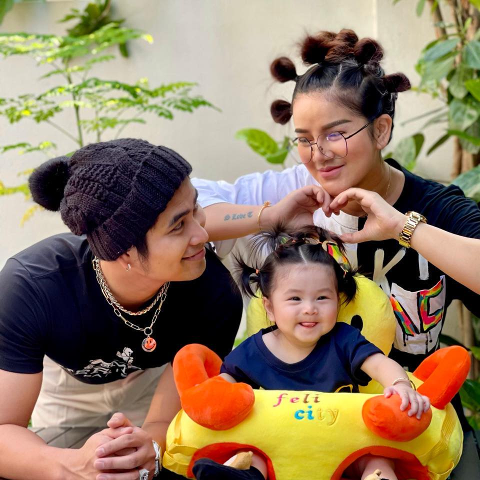 អ្នកនាងសួស វីហ្សាជាមួយថមមី និងកូនស្រី