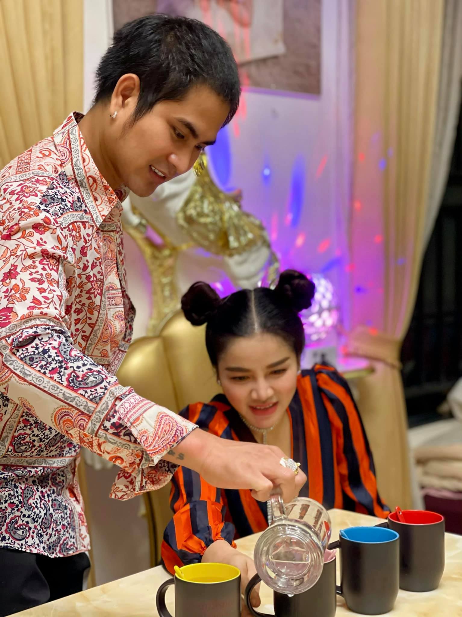 អ្នកនាងសួស វីហ្សា និងថមមី&nbsp; ក្នុងថ្ងៃកំណើតថមមី