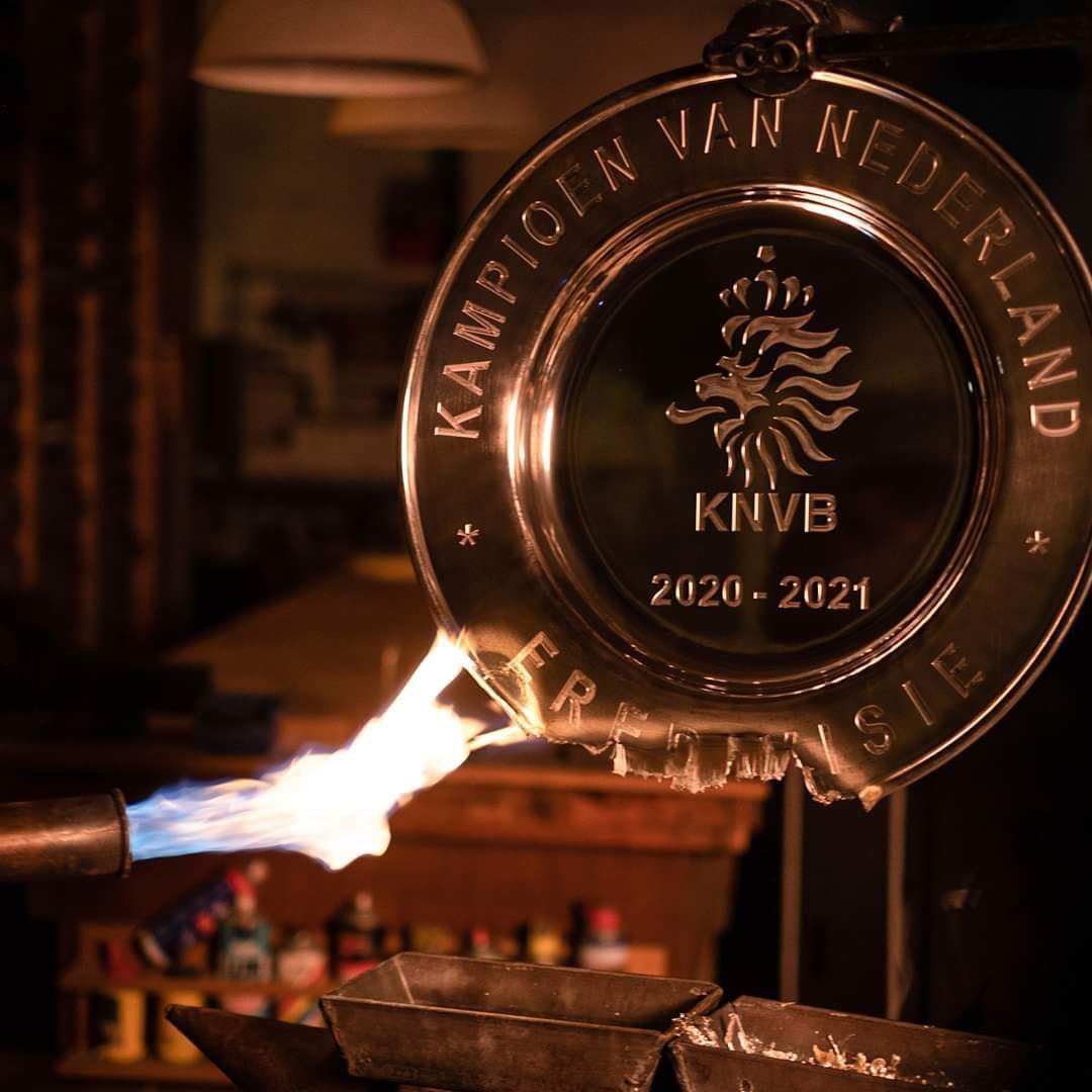 រង្វាន់ Eredivisie ដែលរំលាយជាផ្កាយតូចៗ