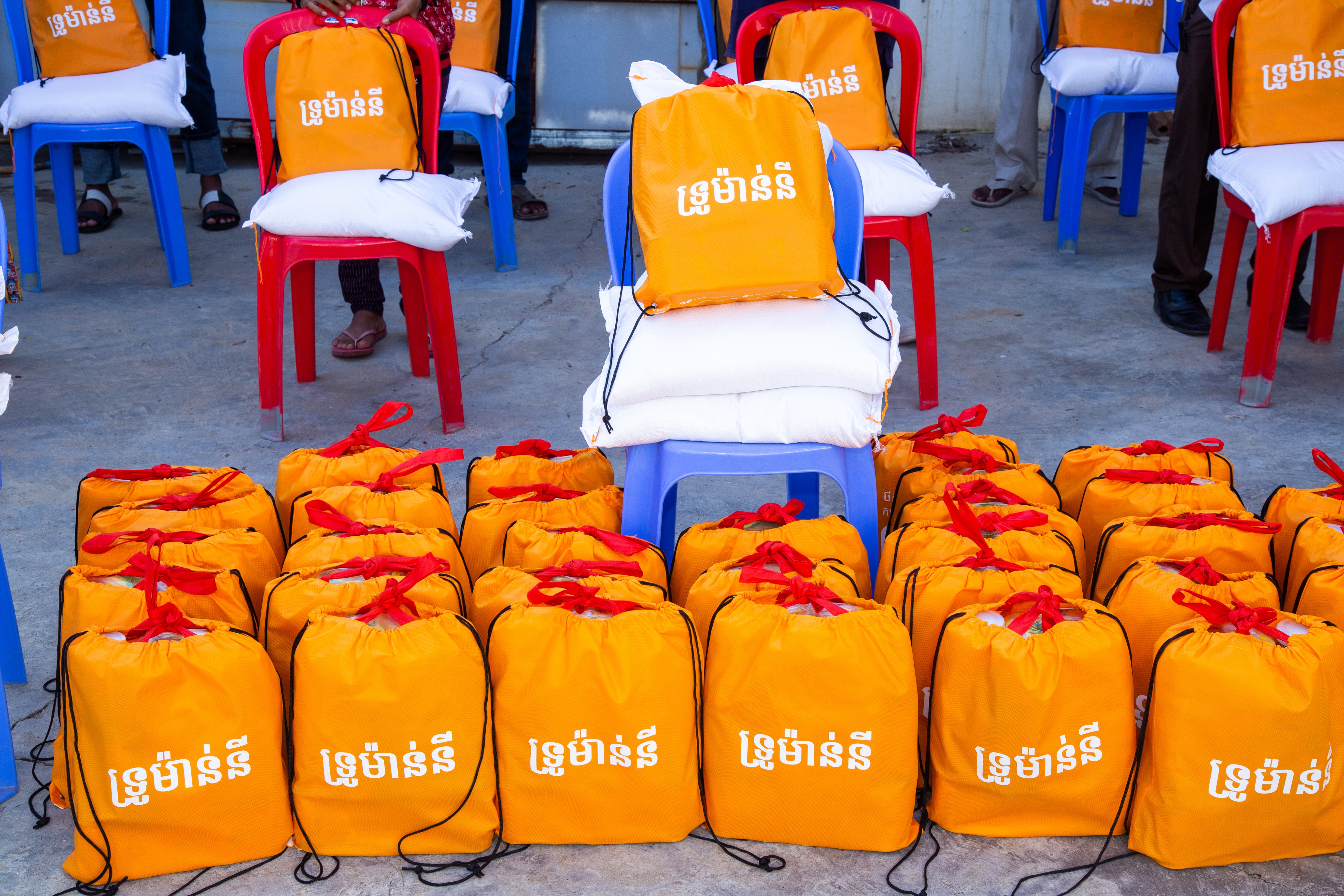 ទ្រូម៉ាន់នី ផ្តល់​គ្រឿង​ឧបភោគ​បរិភោគ​ដល់​ពលរដ្ឋនៅស្ទឹងមានជ័យ
