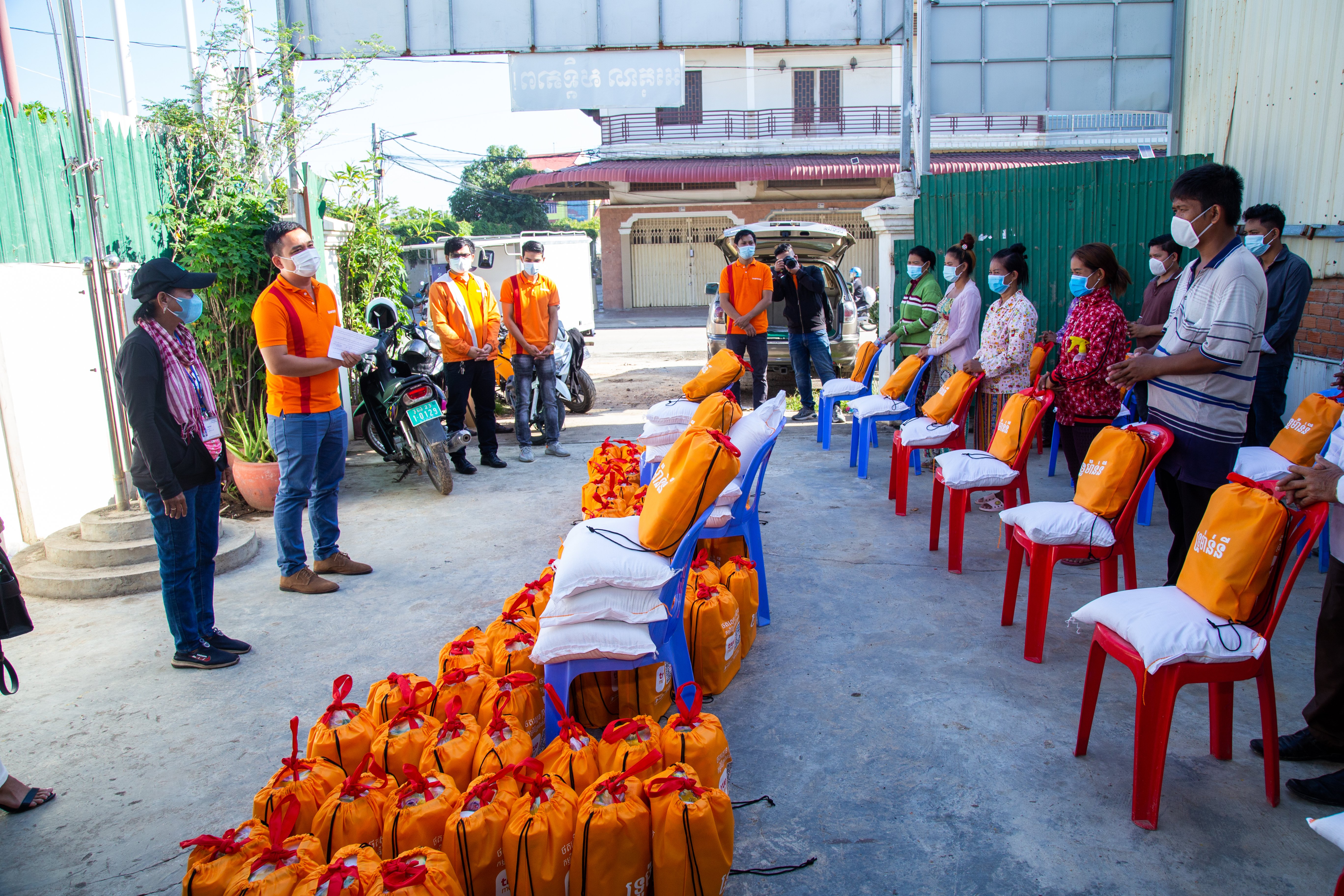 ទ្រូម៉ាន់នី ផ្តល់​គ្រឿង​ឧបភោគ​បរិភោគ​ដល់​ពលរដ្ឋនៅស្ទឹងមានជ័យ