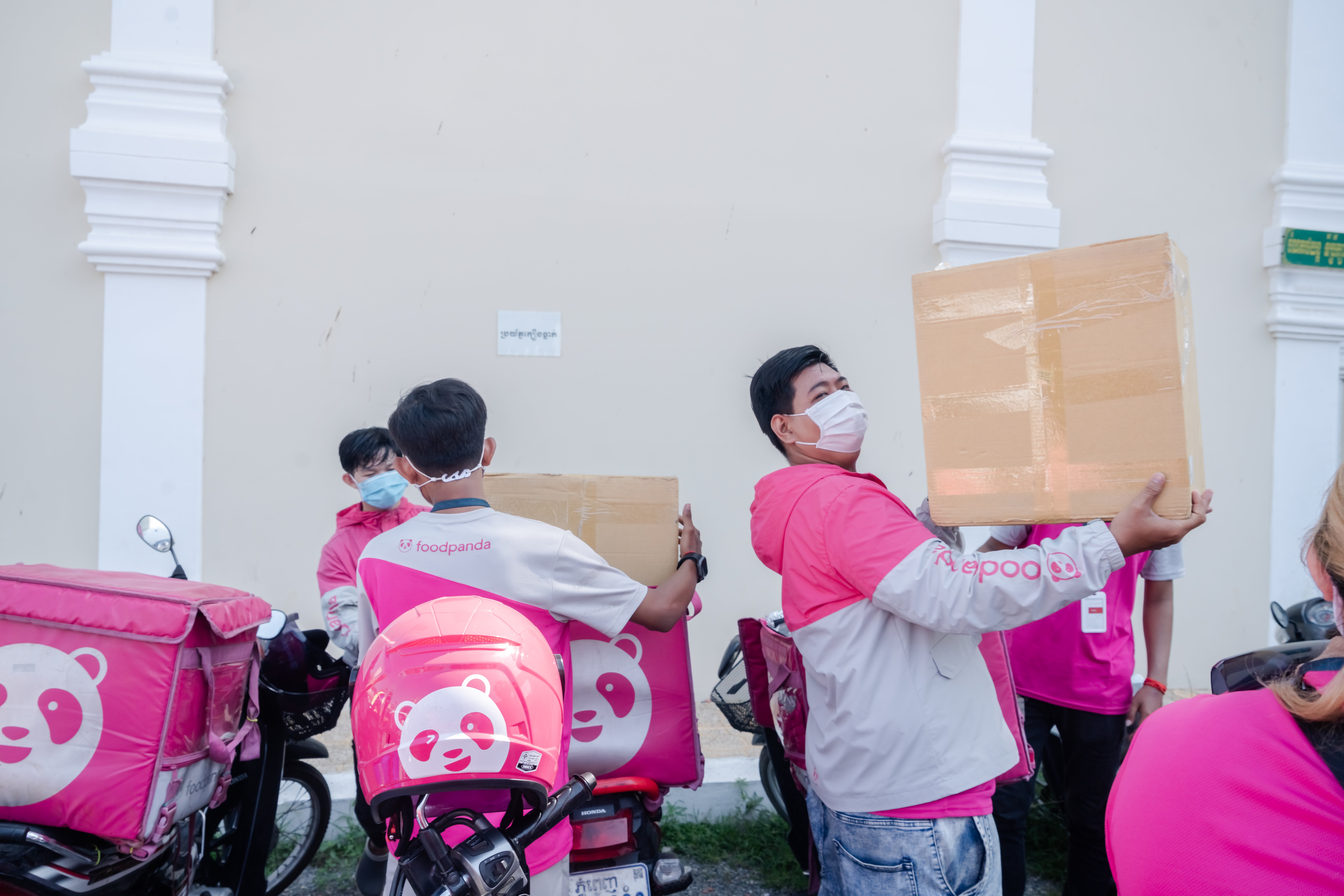foodpanda ផ្តល់គ្រឿងបរិក្ខារពេទ្យមួយចំនួនដល់ក្រសួងការងារ