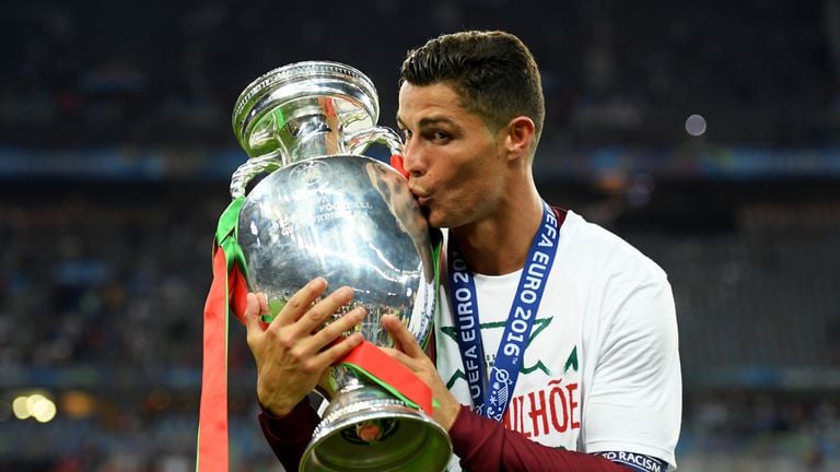 ខ្សែប្រយុទ្ធ&nbsp;Cristiano Ronaldo លើកពាន Euro 2016