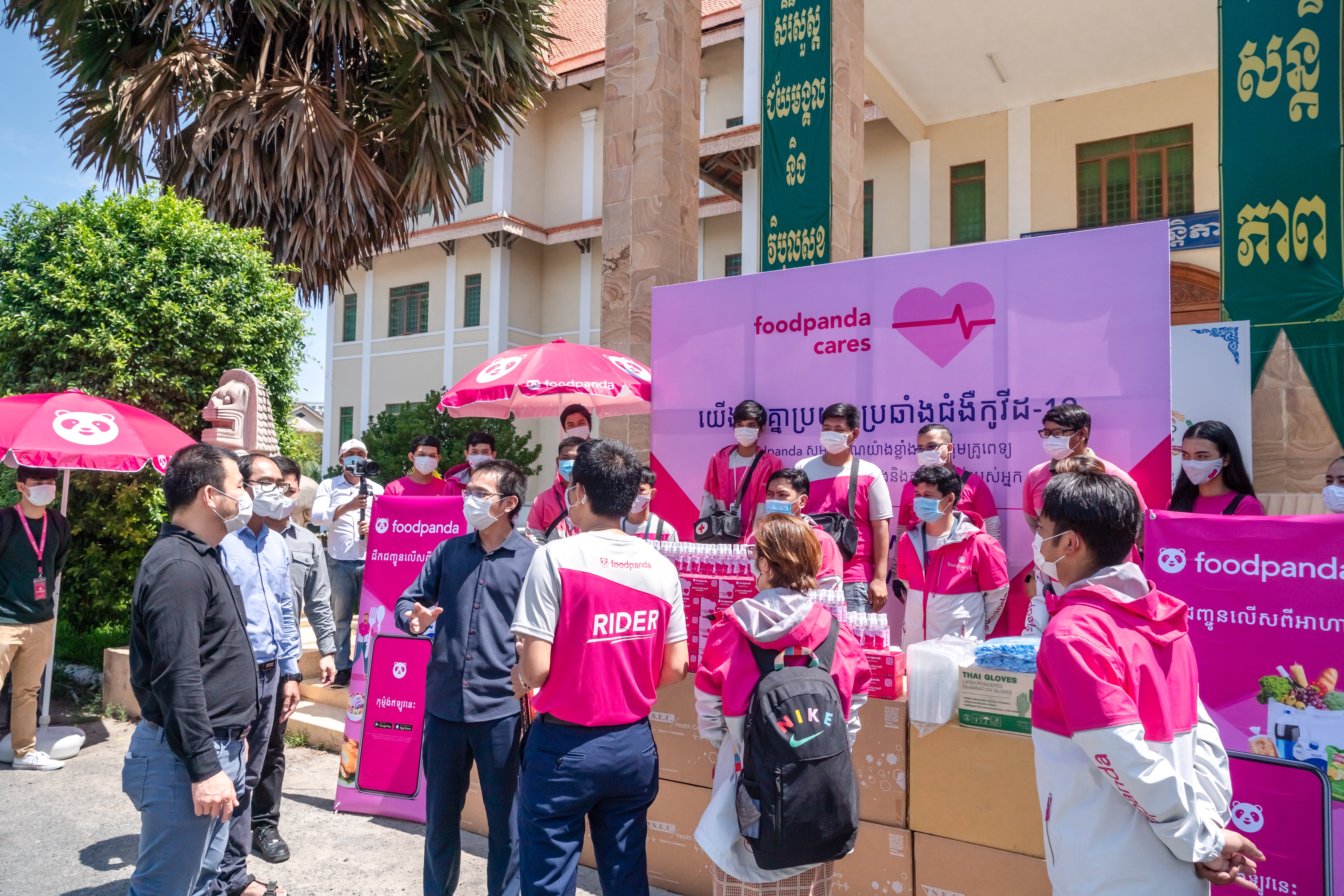 foodpanda ផ្តល់គ្រឿងបរិក្ខារពេទ្យមួយចំនួនដល់ក្រសួងការងារ