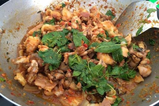 ឆាក្ដៅកង្កែបជាមួយសាច់ជ្រូកបីជាន់