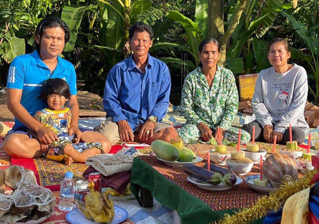 នាយពាក់មី ប្រពន្ធ និងឪពុកម្តាយក្មេក