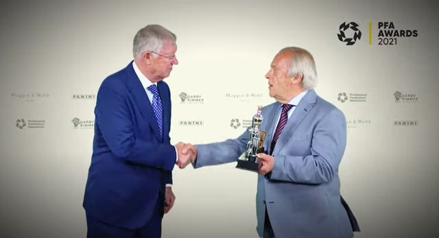 Gordon Taylor បានទទួលពានរង្វាន់សមាគមន៍