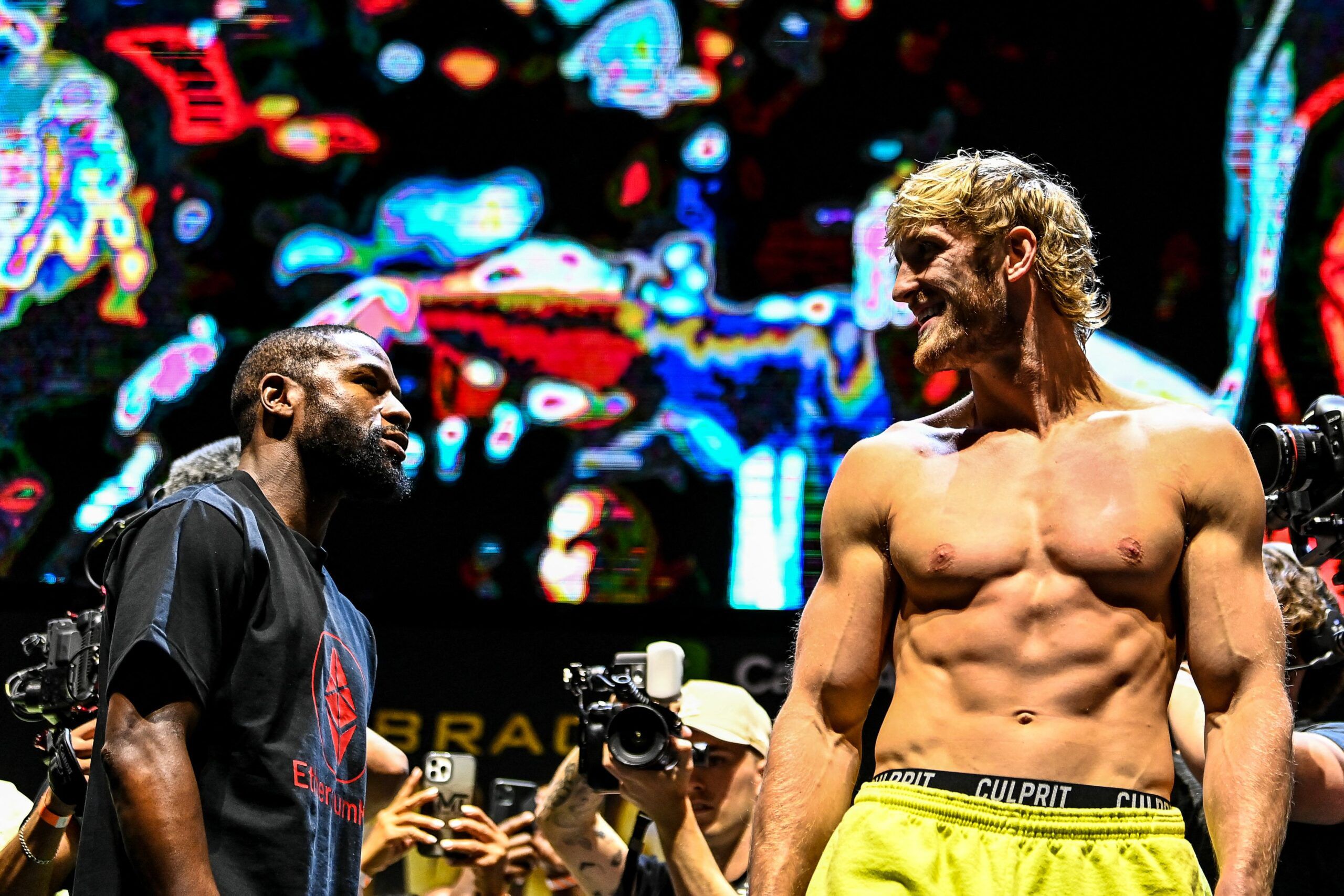 Floyd Mayweather និង Logan Paul&nbsp;
