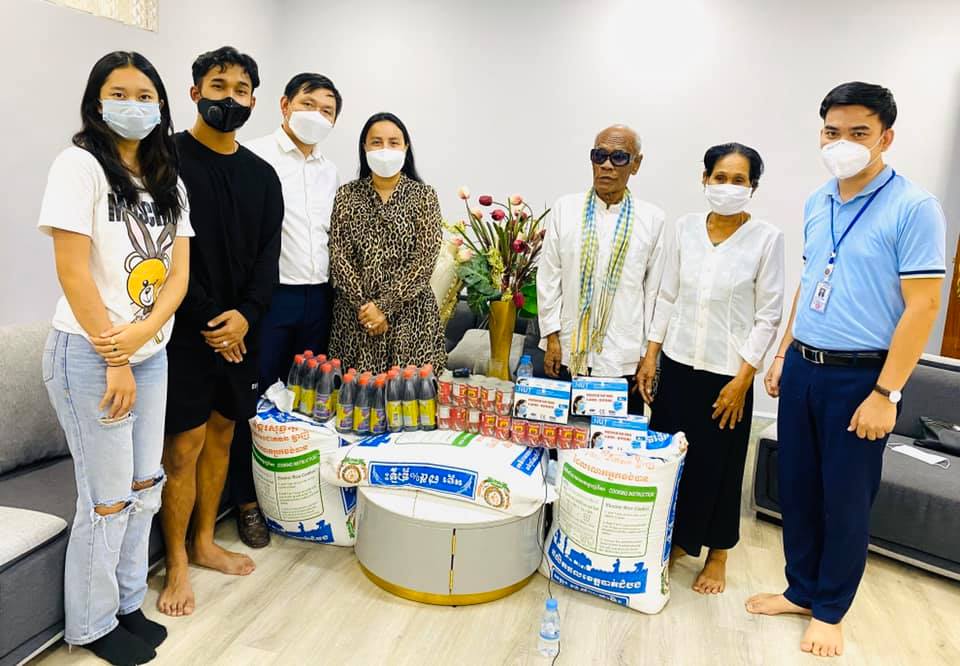 រូបភាពលោកជំទាវ នឹម វណ្ណៈ ចុះសួរសុខទុក្ខលោកតាគង់ ណៃ