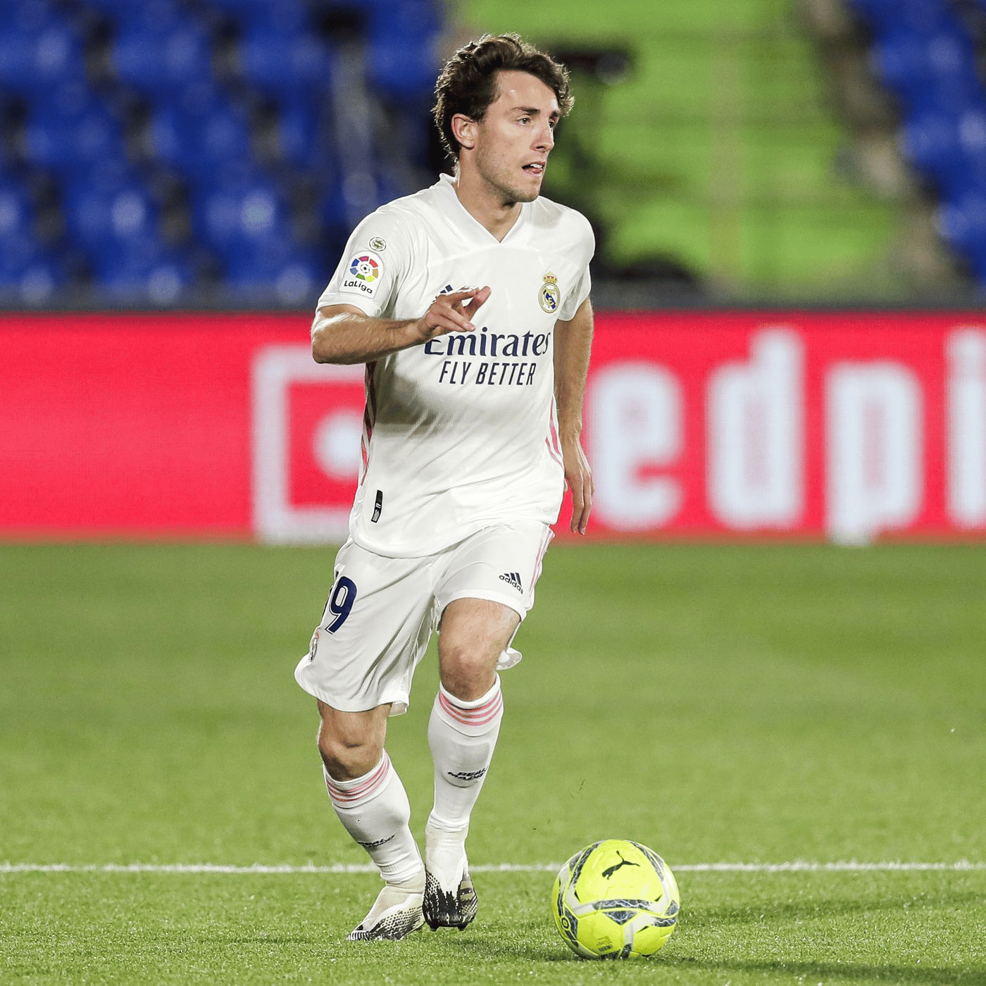 &nbsp; ខ្សែការពារ&nbsp;Álvaro Odriozola&nbsp;លេងនៅក្លិប&nbsp;Real Madrid