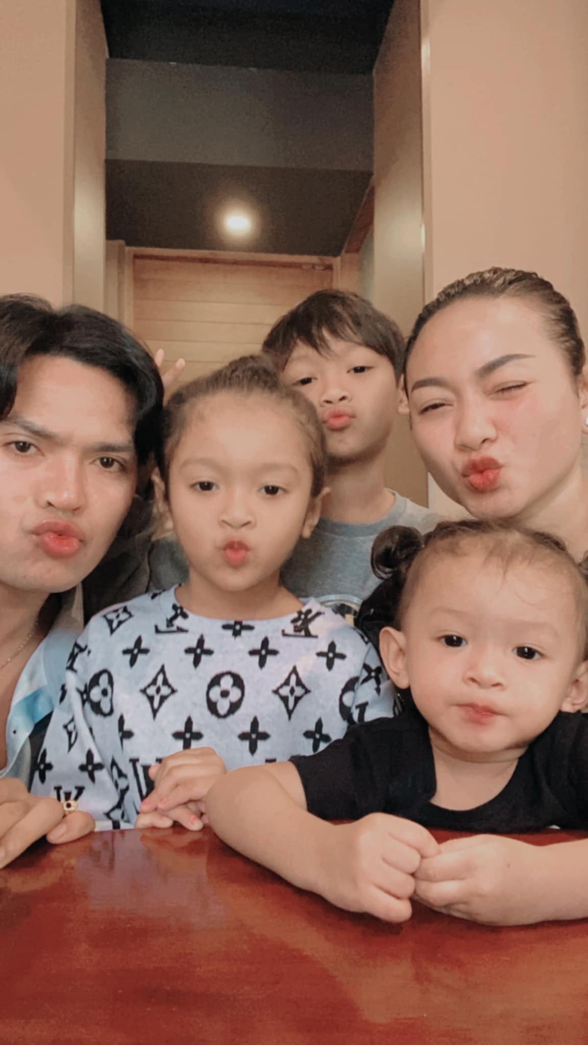 លោក ខេមរ: សិរីមន្ត ភរិយា&nbsp;និងកូនៗ