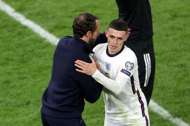 &nbsp; កីឡាករ&nbsp;Phil Foden និង លោក Southgate