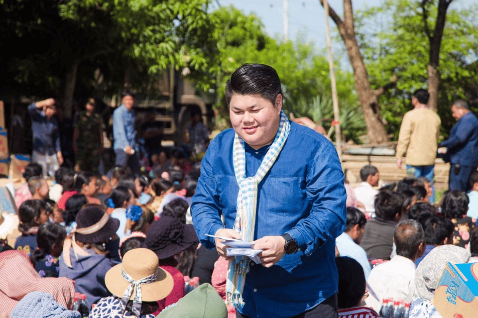 លោក ឌួង ឆាយ