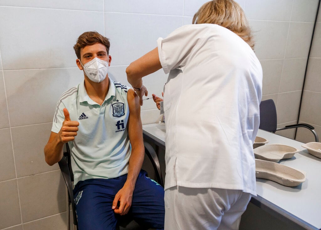 កីឡាករ&nbsp;Marcos Llorente ចាក់វ៉ាក់សាំងការពារកូវីដ-១៩&nbsp;