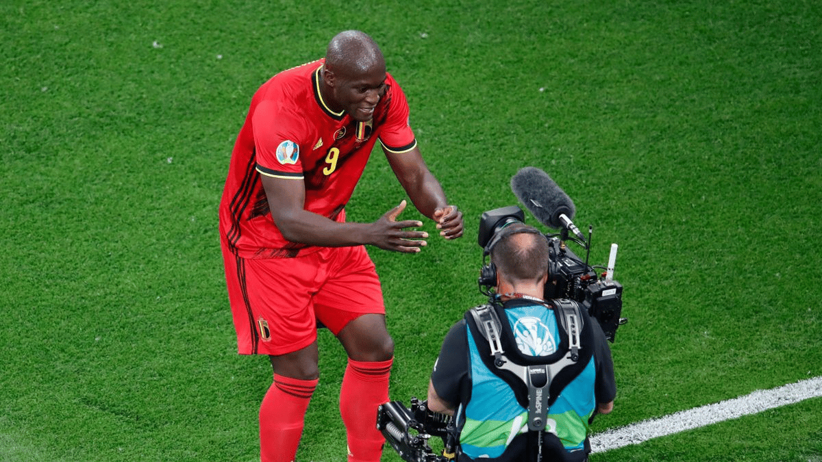 កីឡាករ Romelu Lukaku ផ្ញើគ្រាប់បាល់ទៅកាន់ Cristian Eriksen&nbsp;