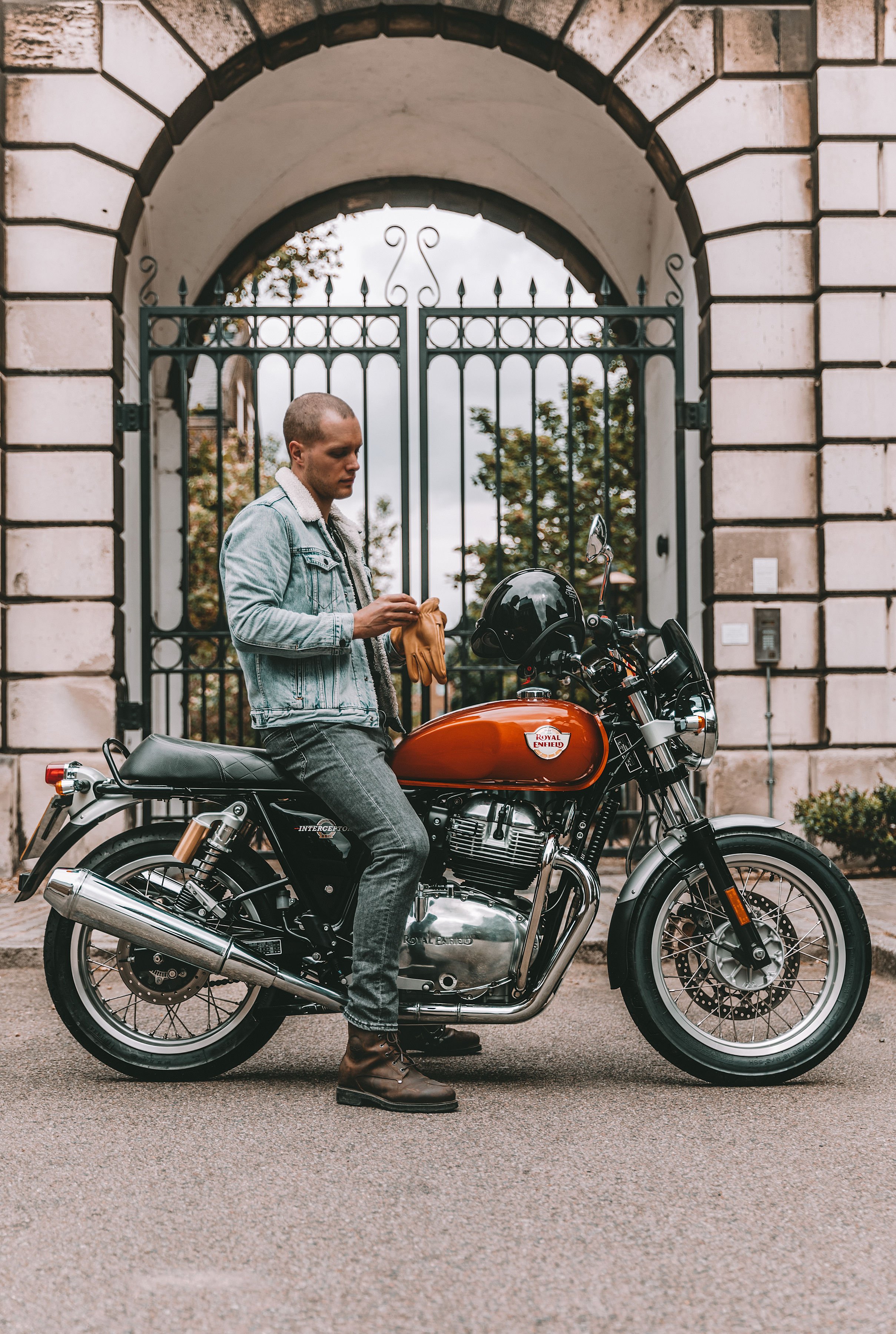 ម៉ូតូ Royal Enfield Interceptor