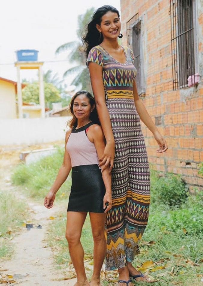 នាង Elisane និងសាច់ញាតិ