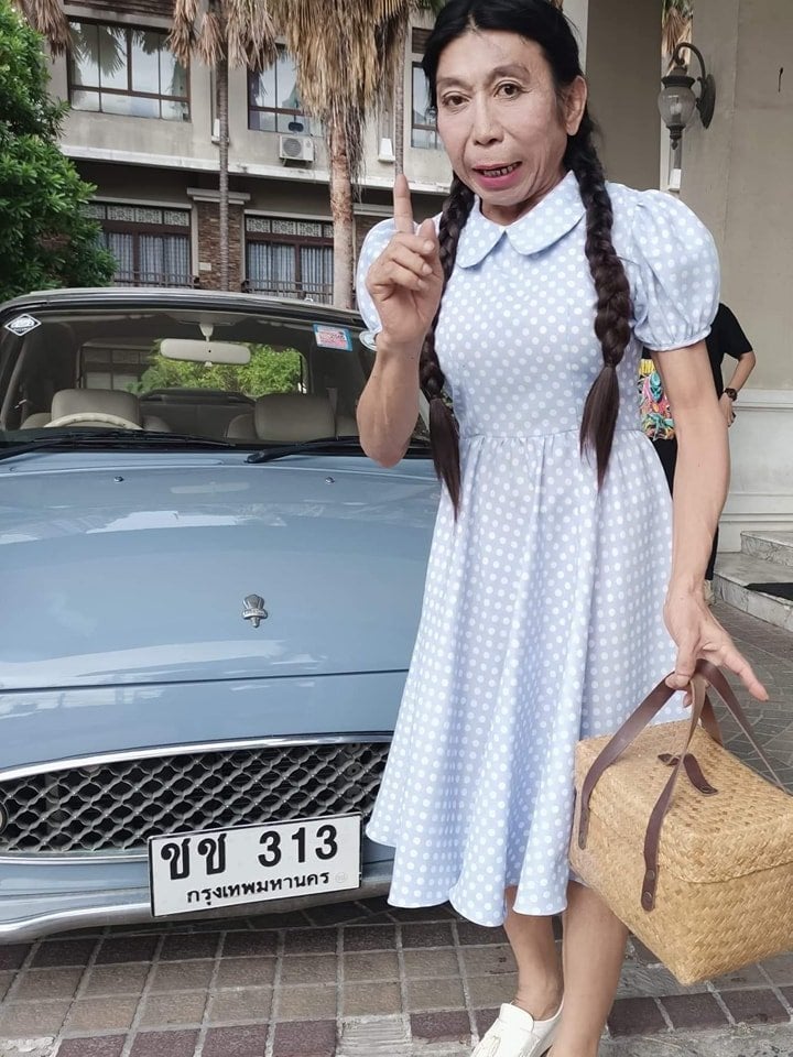 យាយគ្រវីសក់
