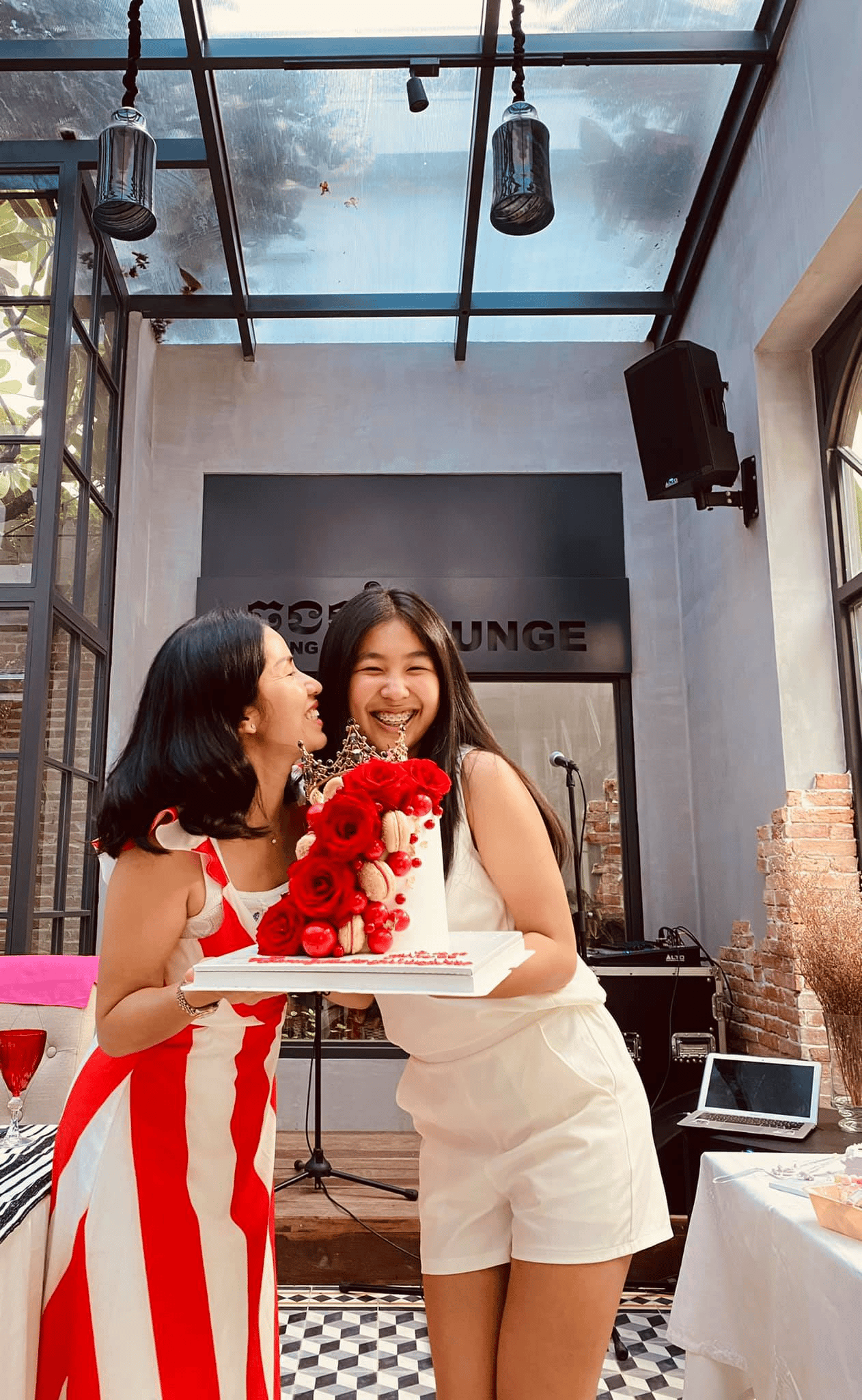 អ្នកនាង យុគ ចិន្តា និងកូនស្រី