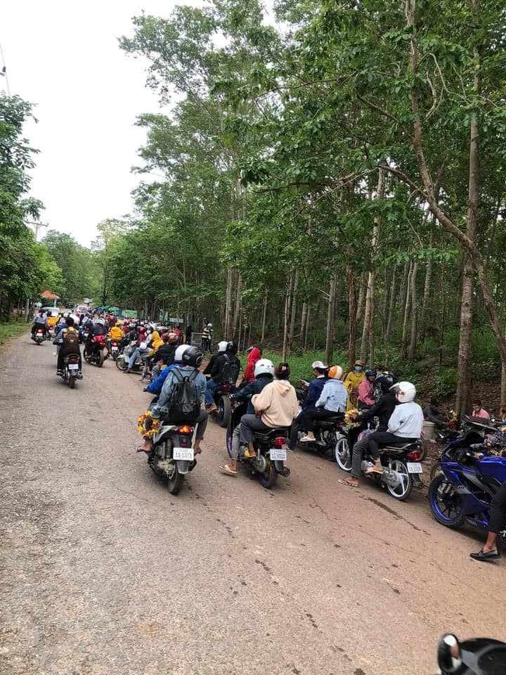 មនុស្សម្នាសម្រុកទៅលេងឧទ្យានជាតិគិរីរម្យ