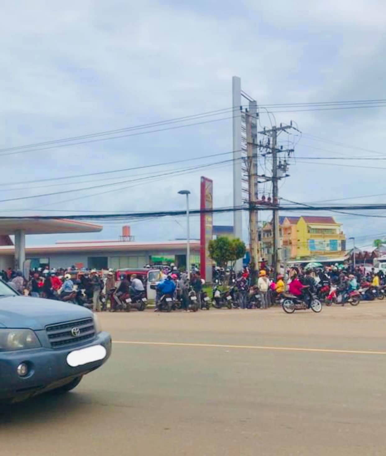 មនុស្សម្នាសម្រុកទៅលេងឧទ្យានជាតិគិរីរម្យ