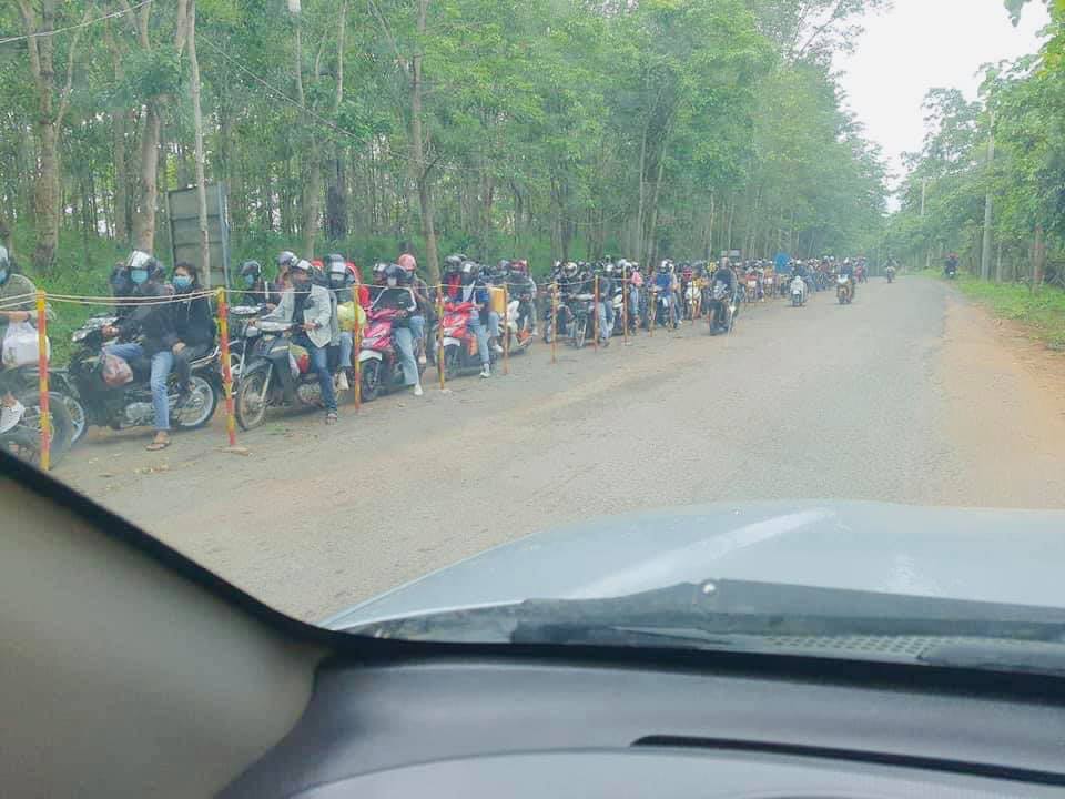 មនុស្សម្នាសម្រុកទៅលេងឧទ្យានជាតិគិរីរម្យ