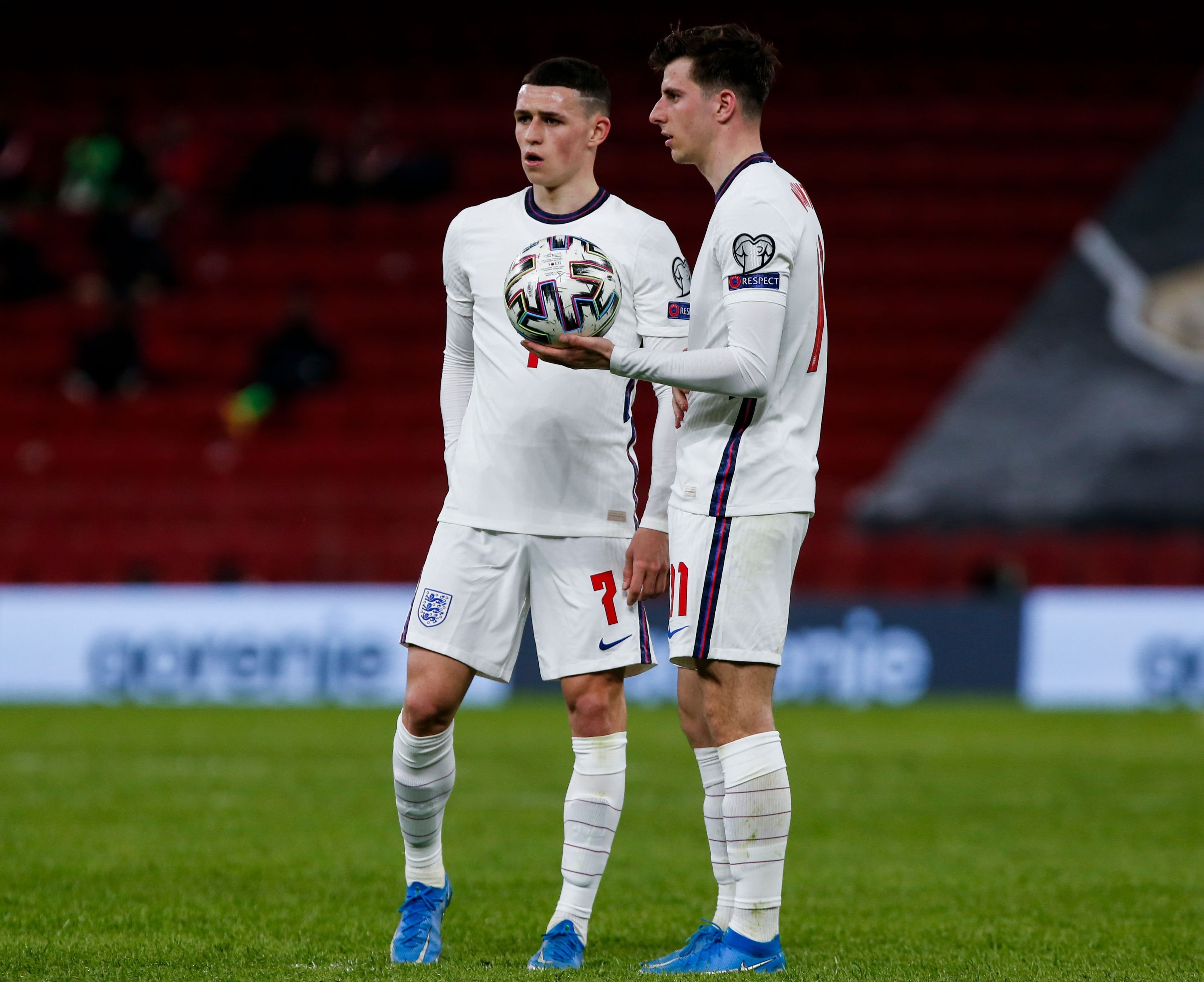 ខ្សែបម្រើ Phil Foden និង Mason Mount