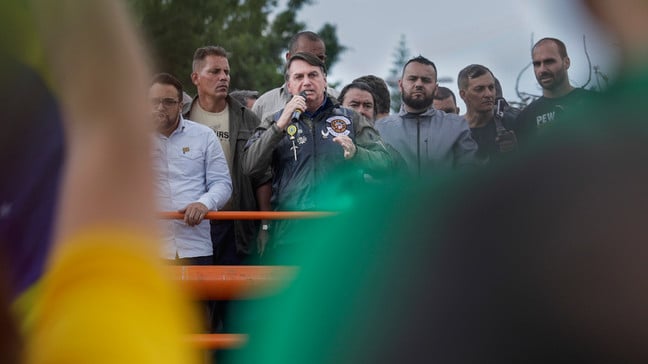 រូបប្រធានាធិបតី Jair Bolsonaro មិនពាក់ម៉ាស់
