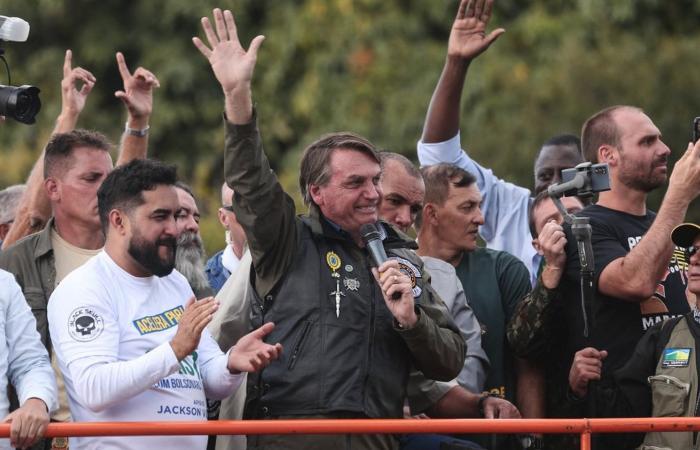 រូបប្រធានាធិបតី Jair Bolsonaro មិនពាក់ម៉ាស់រូបប្រធានាធិបតី Jair Bolsonaro មិនពាក់ម៉ាស់