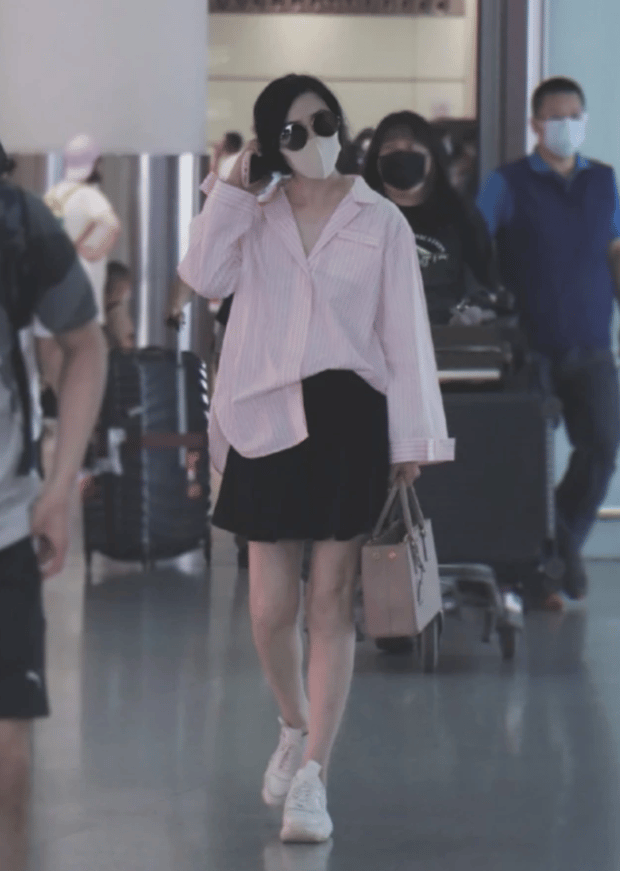Fan Bingbing កំពុងញ៉ាំការ៉េម